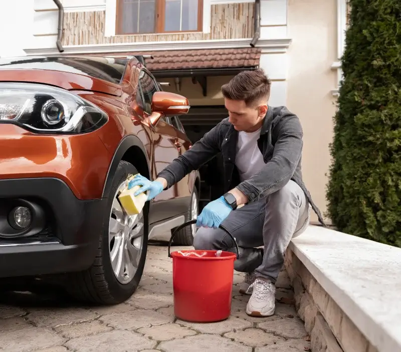 Lavage auto à domicile Saint-Paul-des-Landes : professionnel intervenant sur un véhicule